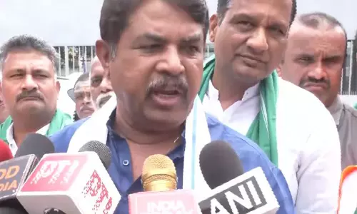 Congress सरकार ने संवैधानिक सीमा पार की: कर्नाटक में घर-घर PRC वितरण पर आर अशोक का हमला Congress सरकार ने संवैधानिक सीमा पार की: कर्नाटक में घर-घर PRC वितरण पर आर अशोक का हमला