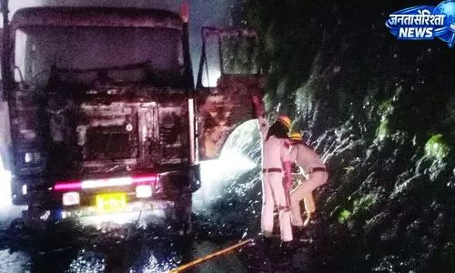 अंब में ट्रक में भडक़ी आग, लाखों का नुकसान अंब में ट्रक में भडक़ी आग, लाखों का नुकसान