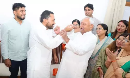 Birthday पर भावुक दिखे निशांत, पिता नीतीश को केक खिलाने की तस्वीरें वायरल Birthday पर भावुक दिखे निशांत, पिता नीतीश को केक खिलाने की तस्वीरें वायरल