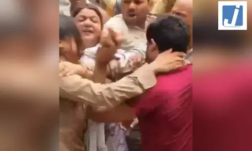 बांके बिहारी मंदिर में श्रद्धालु की पिटाई का वीडियो वायरल, लेडी कांस्टेबल भड़की बांके बिहारी मंदिर में श्रद्धालु की पिटाई का वीडियो वायरल, लेडी कांस्टेबल भड़की