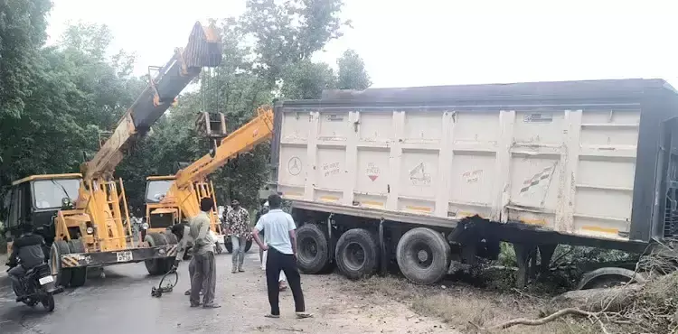 Haridwar: 18 टायर डंपर का स्टेयरिंग जाम, पेड़ तोड़कर खाई में जा घुसा Haridwar: 18 टायर डंपर का स्टेयरिंग जाम, पेड़ तोड़कर खाई में जा घुसा