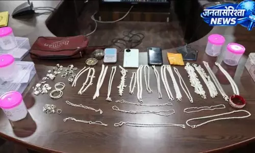 कोडरमा ज्वेलरी लूट का पर्दाफाश, महिला समेत 3 गिरफ्तार कोडरमा ज्वेलरी लूट का पर्दाफाश, महिला समेत 3 गिरफ्तार