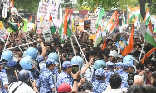 अभय चौटाला का वार: छात्रों पर लाठीचार्ज को बताया लोकतंत्र की हत्या अभय चौटाला का वार: छात्रों पर लाठीचार्ज को बताया लोकतंत्र की हत्या