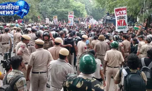 सड़क से सोशल मीडिया तक छिड़ी जंग, पुलिस के लिए बढ़ी मुश्किलें सड़क से सोशल मीडिया तक छिड़ी जंग, पुलिस के लिए बढ़ी मुश्किलें