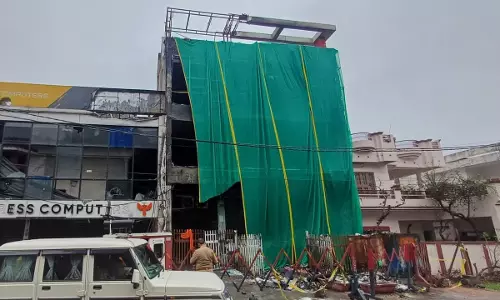 Aliganj की दर्दनाक यादें मिटाने की तैयारी, अग्निकांड वाली इमारत गिराई जा रही Aliganj की दर्दनाक यादें मिटाने की तैयारी, अग्निकांड वाली इमारत गिराई जा रही