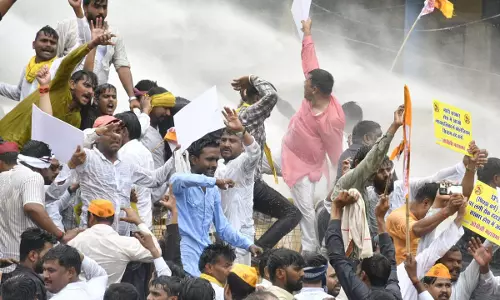Bhopal में आरक्षण को लेकर सड़कों पर उतरे OBC कार्यकर्ता, बैरिकेड तोड़ने पर पुलिस कार्रवाई Bhopal में आरक्षण को लेकर सड़कों पर उतरे OBC कार्यकर्ता, बैरिकेड तोड़ने पर पुलिस कार्रवाई