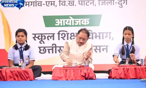 मुख्यमंत्री विष्णुदेव साय ने बच्चों के साथ बैठकर किया न्योता भोज मुख्यमंत्री विष्णुदेव साय ने बच्चों के साथ बैठकर किया न्योता भोज