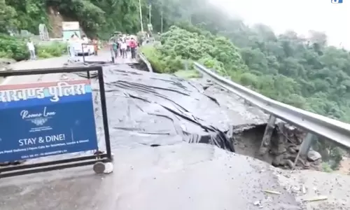 Tourists Alert! भूस्खलन से टूटा हाईवे, राष्ट्रीय मार्ग पर आवाजाही बंद Tourists Alert! भूस्खलन से टूटा हाईवे, राष्ट्रीय मार्ग पर आवाजाही बंद