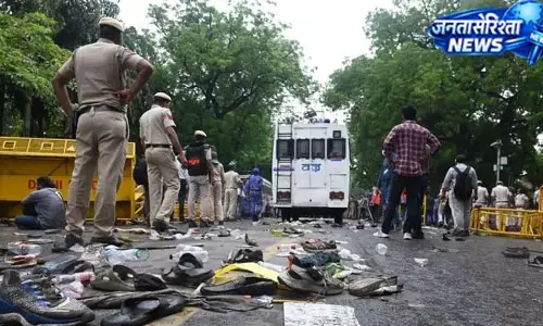 दिल्ली में प्रदर्शनकारियों पर आंसू गैस का इस्तेमाल दिल्ली में प्रदर्शनकारियों पर आंसू गैस का इस्तेमाल
