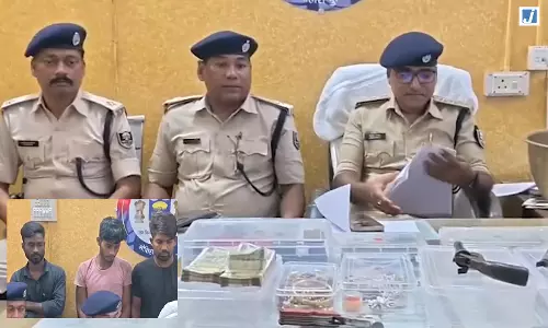 सीरियल चोरी गिरोह के तीन आरोपी गिरफ्तार, सोना-चांदी, नकदी और हथियार बरामद सीरियल चोरी गिरोह के तीन आरोपी गिरफ्तार, सोना-चांदी, नकदी और हथियार बरामद