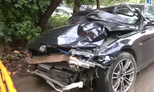 BMW की टक्कर से बुलेट सवार युवक की मौत, चालक की तलाश जारी BMW की टक्कर से बुलेट सवार युवक की मौत, चालक की तलाश जारी