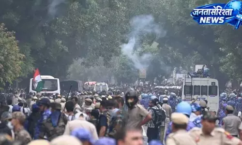 पुलिस को चकमा, अलग-अलग रास्तों से पहुंचे प्रदर्शनकारी पुलिस को चकमा, अलग-अलग रास्तों से पहुंचे प्रदर्शनकारी