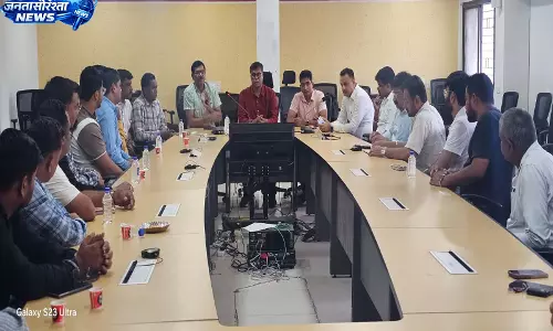 रायपुर पुलिस ने बस संचालकों को दिए सुरक्षा के निर्देश रायपुर पुलिस ने बस संचालकों को दिए सुरक्षा के निर्देश