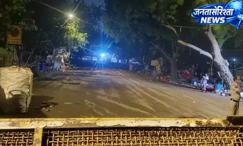 धरना स्थल खाली, बैरिकेड के बाहर डटे प्रदर्शनकारी धरना स्थल खाली, बैरिकेड के बाहर डटे प्रदर्शनकारी