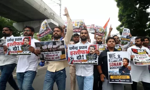शिक्षा मंत्री के इस्तीफे की मांग, छात्रों ने निकाला मार्च शिक्षा मंत्री के इस्तीफे की मांग, छात्रों ने निकाला मार्च