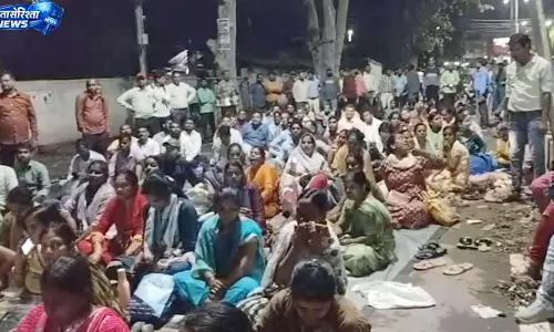संविलियन और समान वेतन की मांग को लेकर विद्या मितान शिक्षकों का प्रदर्शन संविलियन और समान वेतन की मांग को लेकर विद्या मितान शिक्षकों का प्रदर्शन