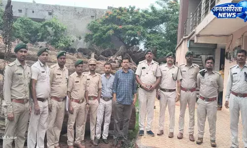 रायपुर आरा मिल से 20 घन मीटर साल लकड़ी बरामद, तस्कर सुनील गुप्ता गिरफ्तार रायपुर आरा मिल से 20 घन मीटर साल लकड़ी बरामद, तस्कर सुनील गुप्ता गिरफ्तार