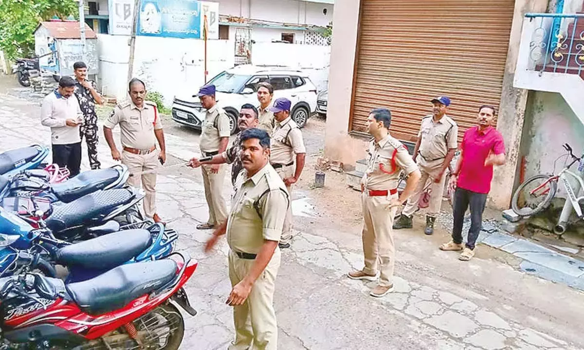 Andhra: पुलिस ने नंद्याल में घेराबंदी और तलाशी अभियान शुरू किया Andhra: पुलिस ने नंद्याल में घेराबंदी और तलाशी अभियान शुरू किया