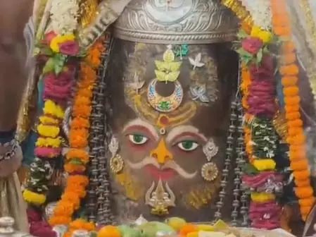 बाबा महाकाल की भस्म आरती में शामिल हुए हजारों श्रद्धालु, किया गया भव्य शृंगार बाबा महाकाल की भस्म आरती में शामिल हुए हजारों श्रद्धालु, किया गया भव्य शृंगार