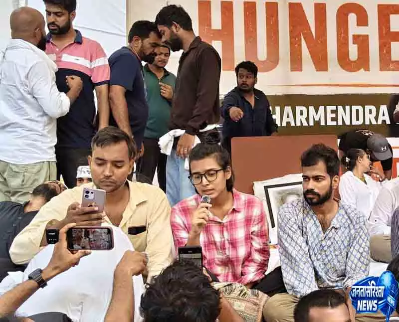 Delhi वांगचुक के बाद 3 छात्रों की भूख हड़ताल जारी Delhi वांगचुक के बाद 3 छात्रों की भूख हड़ताल जारी