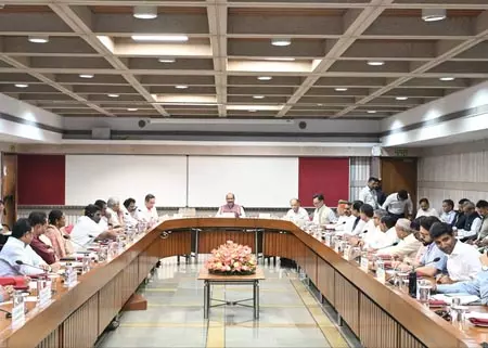 लोकसभा अध्यक्ष ओम बिड़ला ने मानसून सत्र में सांसदों से की सकारात्मक सहयोग की अपील की लोकसभा अध्यक्ष ओम बिड़ला ने मानसून सत्र में सांसदों से की सकारात्मक सहयोग की अपील की