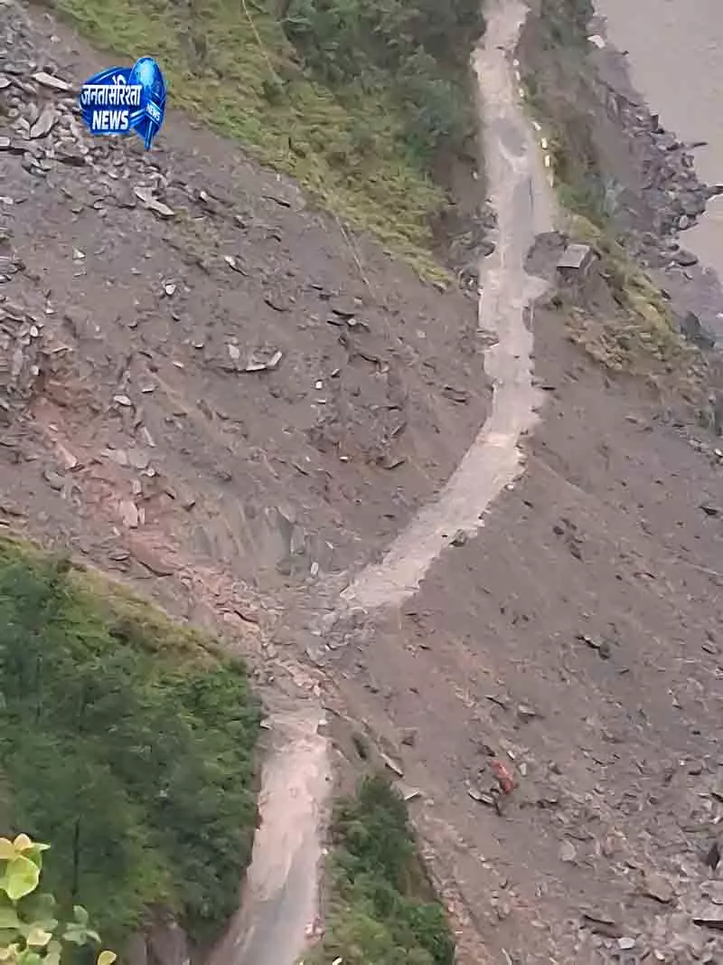 भूस्खलन से Chamba-भरमौर हाईवे घंटों बंद भूस्खलन से Chamba-भरमौर हाईवे घंटों बंद