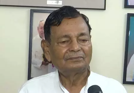 संसद सत्र के दौरान लंबे समय तक भूख हड़ताल करना सही तरीका नहीं, चर्चा से निकले समाधान: दिलेश्वर कामैत संसद सत्र के दौरान लंबे समय तक भूख हड़ताल करना सही तरीका नहीं, चर्चा से निकले समाधान: दिलेश्वर कामैत