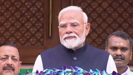 56 साल का नौजवान नहीं, 28 साल का युवा देश को आगे बढ़ा रहा , मॉनसून सत्र से पहले बोले पीएम मोदी 56 साल का नौजवान नहीं, 28 साल का युवा देश को आगे बढ़ा रहा , मॉनसून सत्र से पहले बोले पीएम मोदी