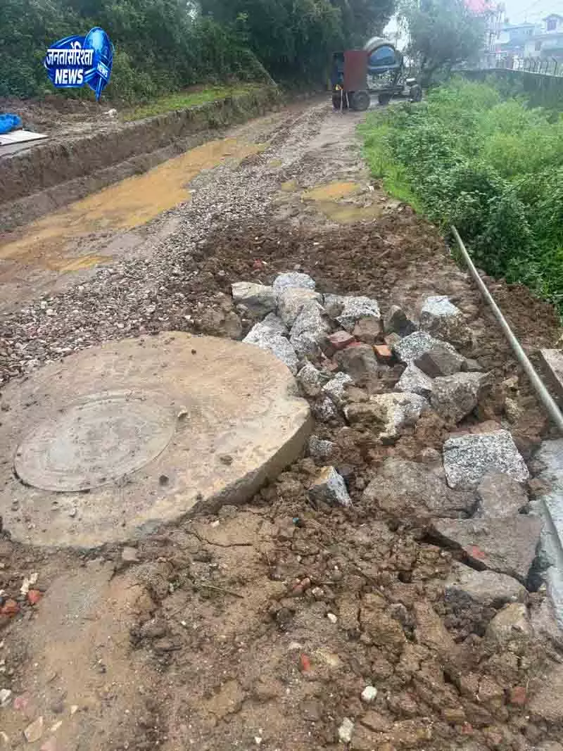 बारिश में खुदी सड़कों से Palampur परेशान बारिश में खुदी सड़कों से Palampur परेशान