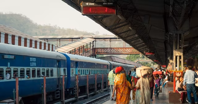 Kota: रेलवे परिसर में सफाई अभियान तेज, नियम तोड़ने वालों पर कार्रवाई