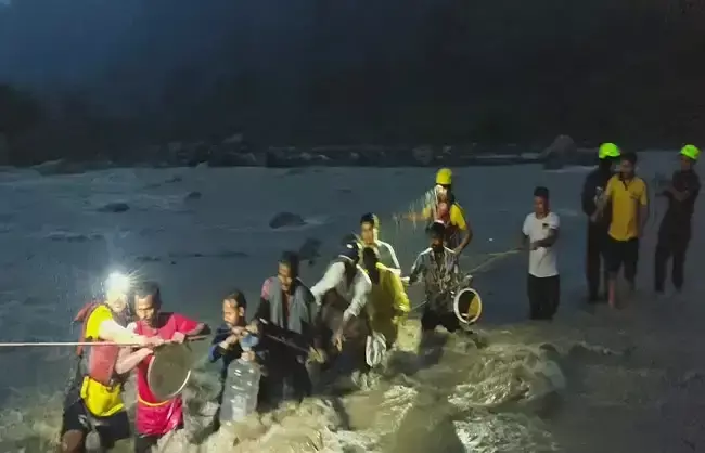 Dehradun: बाढ़ के बीच फंसे सात लोगों की बची जान, रेस्क्यू टीम ने निकाला Dehradun: बाढ़ के बीच फंसे सात लोगों की बची जान, रेस्क्यू टीम ने निकाला