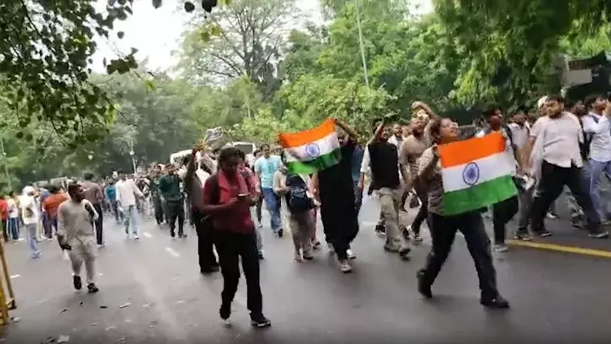 जंतर-मंतर पर भारी तनाव: विरोध प्रदर्शन के बीच पुलिस ने लगाए बैरिकेड्स