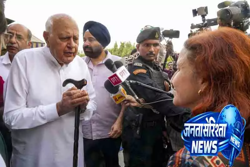 उमर Kashmir लौटे, दिल्ली में फारूक करेंगे विरोध उमर Kashmir लौटे, दिल्ली में फारूक करेंगे विरोध