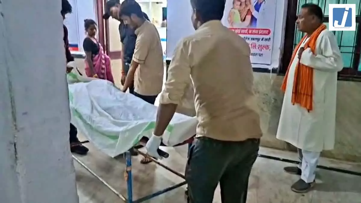 आखिरी सेल्फी...तेज रफ्तार ट्रक की चपेट में आने से 6 दोस्तों की मौत, पिकनिक मनाकर लौट रहे थे आखिरी सेल्फी...तेज रफ्तार ट्रक की चपेट में आने से 6 दोस्तों की मौत, पिकनिक मनाकर लौट रहे थे