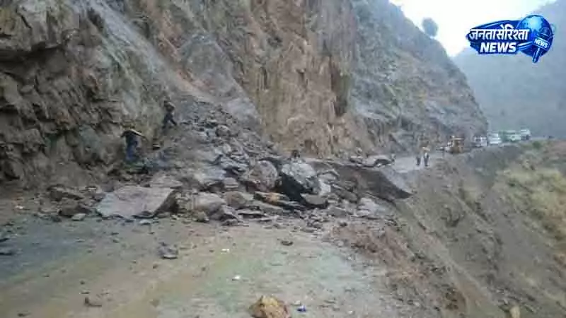 Jammu & Kashmir डोडा में यात्री बस और घर पर चट्टानें गिरने से 3 की मौत