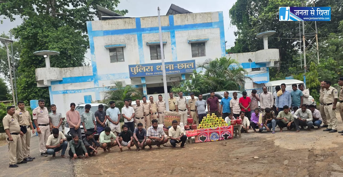 जुए फड़ पर पुलिस की दबिश, 33 जुआरी गिरफ्तार जुए फड़ पर पुलिस की दबिश, 33 जुआरी गिरफ्तार