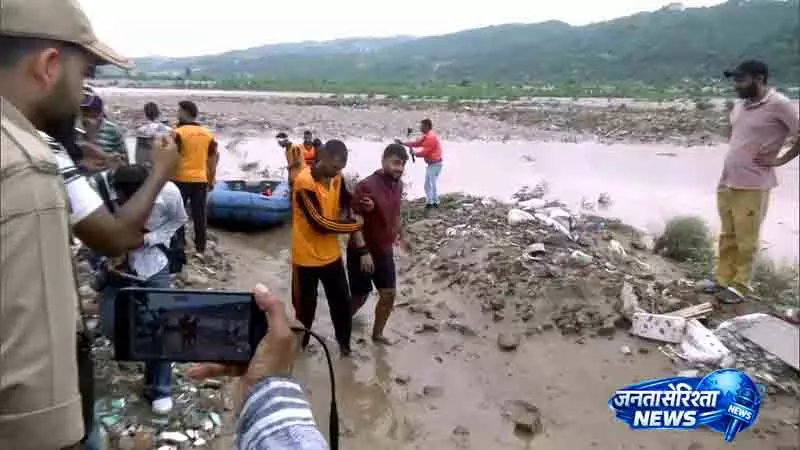 Jammu में राहत अभियान, कई लोगों की जान बची Jammu में राहत अभियान, कई लोगों की जान बची