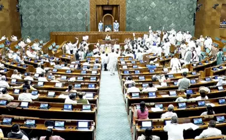 लोकसभा की कार्यवाही तीसरी बार स्थगित, मानसून सत्र के पहले दिन हंगामे की भेंट चढ़े प्रश्नकाल और शून्यकाल लोकसभा की कार्यवाही तीसरी बार स्थगित, मानसून सत्र के पहले दिन हंगामे की भेंट चढ़े प्रश्नकाल और शून्यकाल