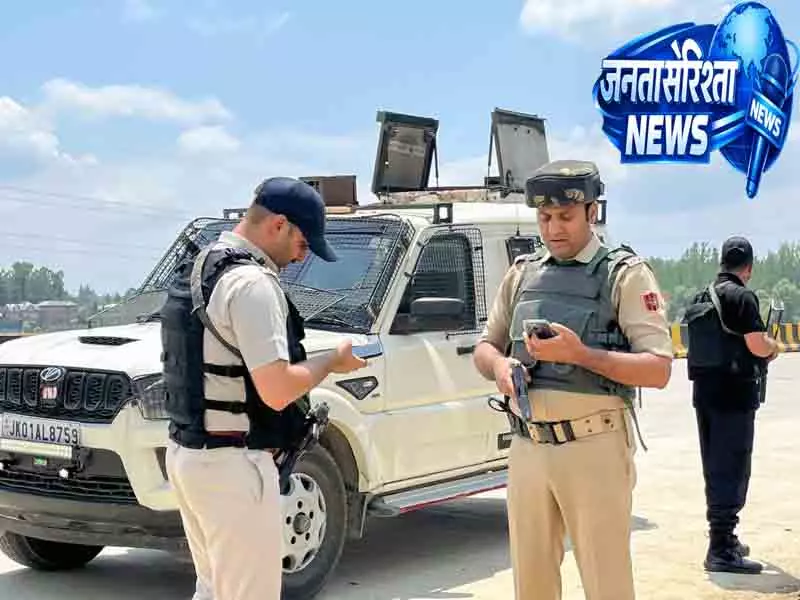 सांबा में पुलिस ने सुरक्षा व्यवस्था कड़ी की सांबा में पुलिस ने सुरक्षा व्यवस्था कड़ी की