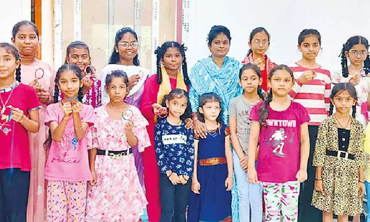 Andhra: बच्चों के लिए चूड़ी बनाने का सत्र आयोजित किया गया Andhra: बच्चों के लिए चूड़ी बनाने का सत्र आयोजित किया गया