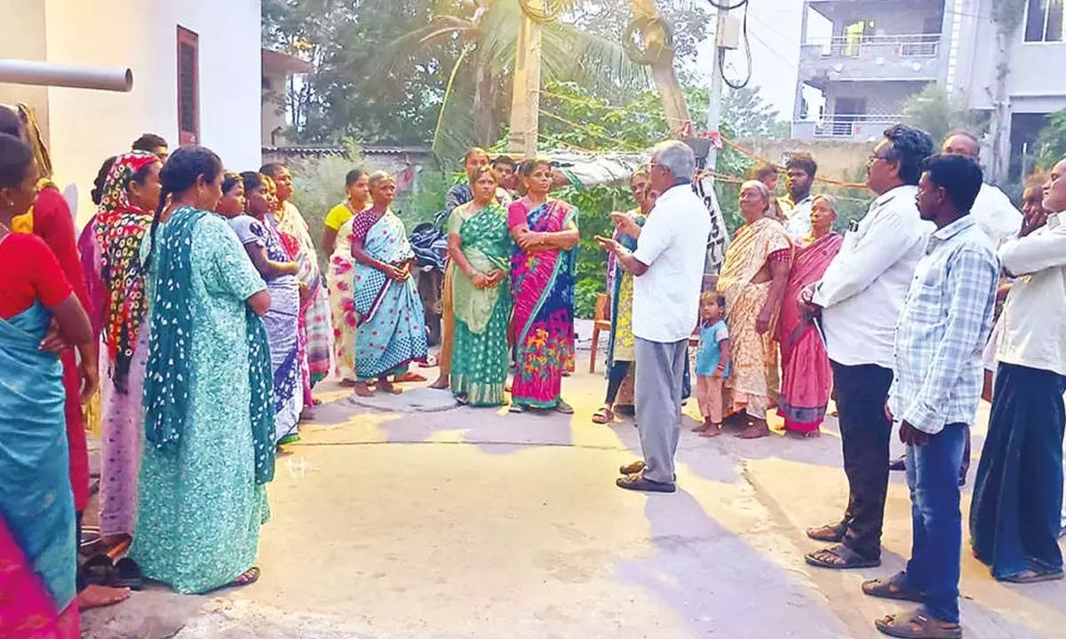 Andhra: बुनियादी नागरिक जरूरतों की उपेक्षा का आरोप Andhra: बुनियादी नागरिक जरूरतों की उपेक्षा का आरोप