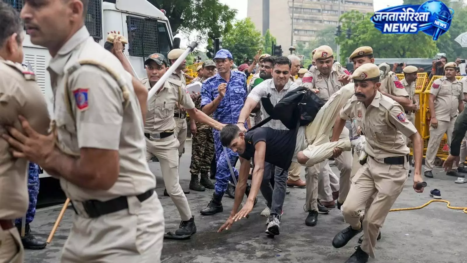 लाठीचार्ज के बाद आंसू गैस, संसद की सुरक्षा बढ़ी लाठीचार्ज के बाद आंसू गैस, संसद की सुरक्षा बढ़ी