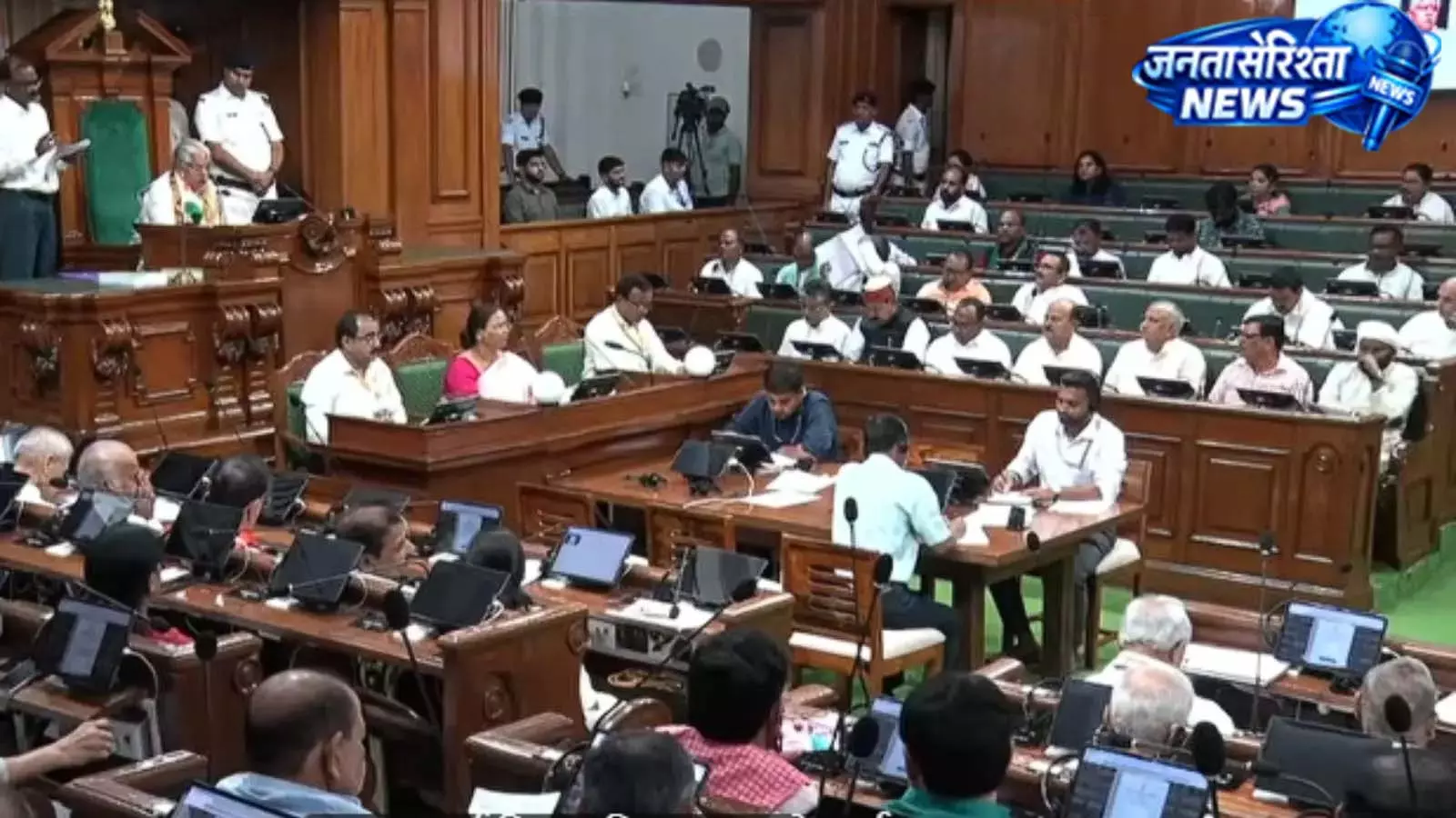 विधानसभा में पेश हुआ भारी-भरकम बजट, सरकार ने गिनाए लक्ष्य विधानसभा में पेश हुआ भारी-भरकम बजट, सरकार ने गिनाए लक्ष्य