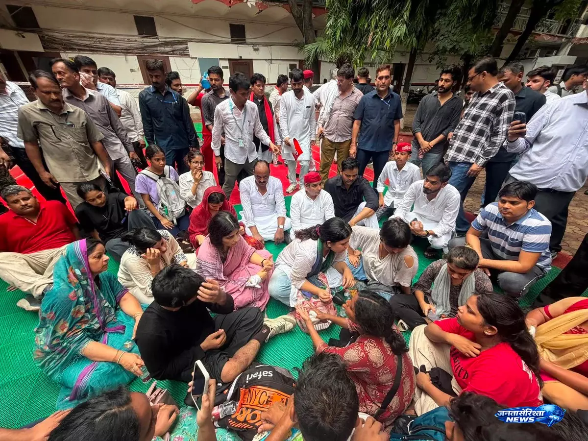 NEET प्रदर्शन पर लाठीचार्ज के बाद सपा का संसद से जंतर-मंतर मार्च NEET प्रदर्शन पर लाठीचार्ज के बाद सपा का संसद से जंतर-मंतर मार्च