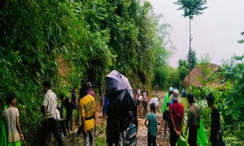Arunachal: सालों की अनदेखी से परेशान ग्रामीणों ने खुद दुरुस्त की PMGSY सड़क Arunachal: सालों की अनदेखी से परेशान ग्रामीणों ने खुद दुरुस्त की PMGSY सड़क