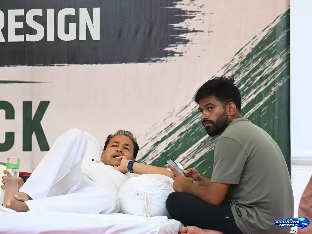 अनशन पर सियासत तेज, वांगचुक अस्पताल में भर्ती तो दीपके ने समाप्त की हड़ताल अनशन पर सियासत तेज, वांगचुक अस्पताल में भर्ती तो दीपके ने समाप्त की हड़ताल