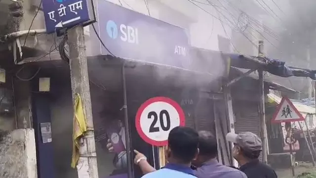 झारसुगुडा में बेलपहाड़ रेलवे गेट के पास SBI ATM में आग लगी झारसुगुडा में बेलपहाड़ रेलवे गेट के पास SBI ATM में आग लगी