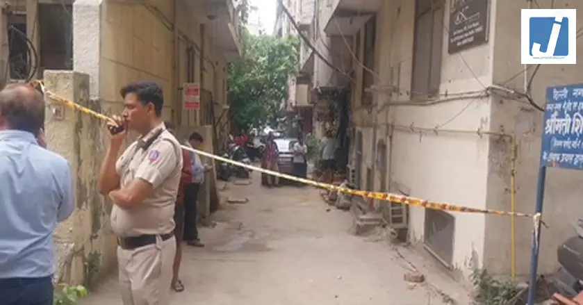 संदिग्ध हालत में फ्लैट से मिले 2 शव, लड़की पिछले 2 साल से किराए पर रह रही थी संदिग्ध हालत में फ्लैट से मिले 2 शव, लड़की पिछले 2 साल से किराए पर रह रही थी