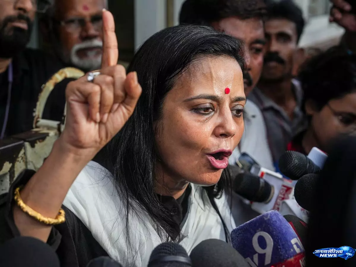 बागी सांसदों पर महुआ का वार, संसद में अब गद्दारों के लिए अलग बेंच बागी सांसदों पर महुआ का वार, संसद में अब गद्दारों के लिए अलग बेंच