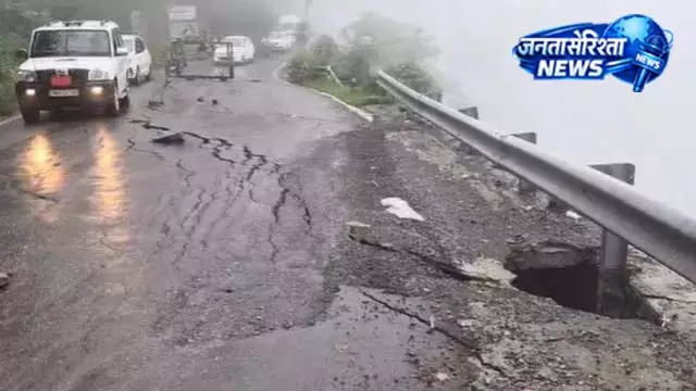 बारिश बनी आफत, मसूरी-देहरादून मार्ग प्रभावित बारिश बनी आफत, मसूरी-देहरादून मार्ग प्रभावित